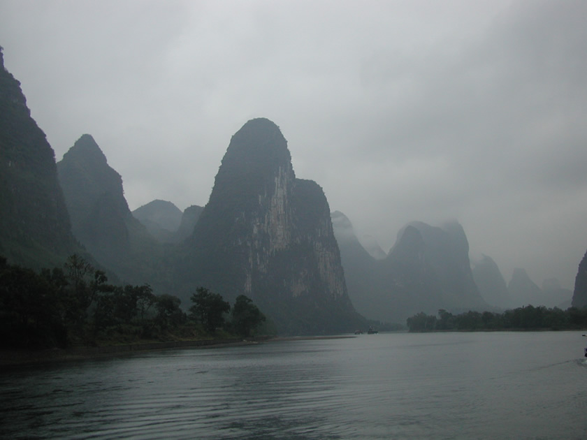 Niebla sobre el río Li, China.